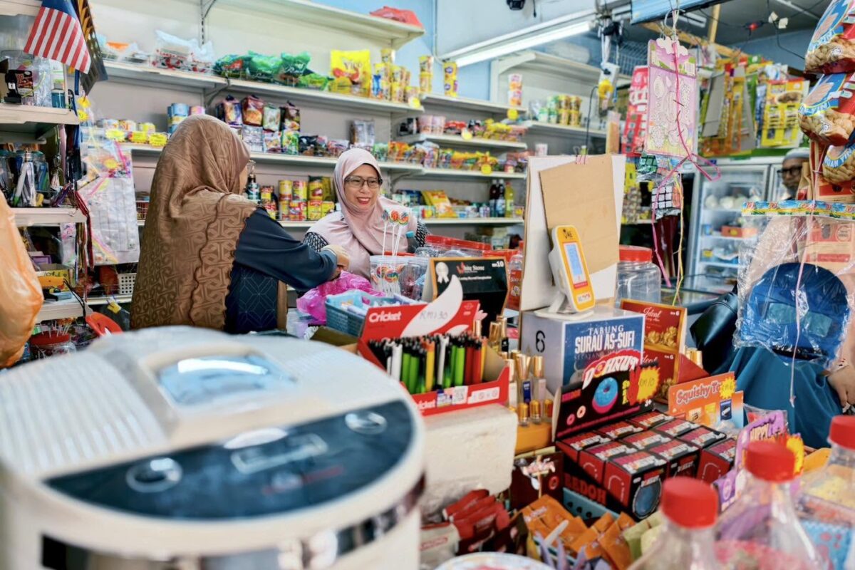 Kedai Runcit Puan Zara: Kecil Kedainya, Besar Maknanya Buat Komuniti Apartment Batai
