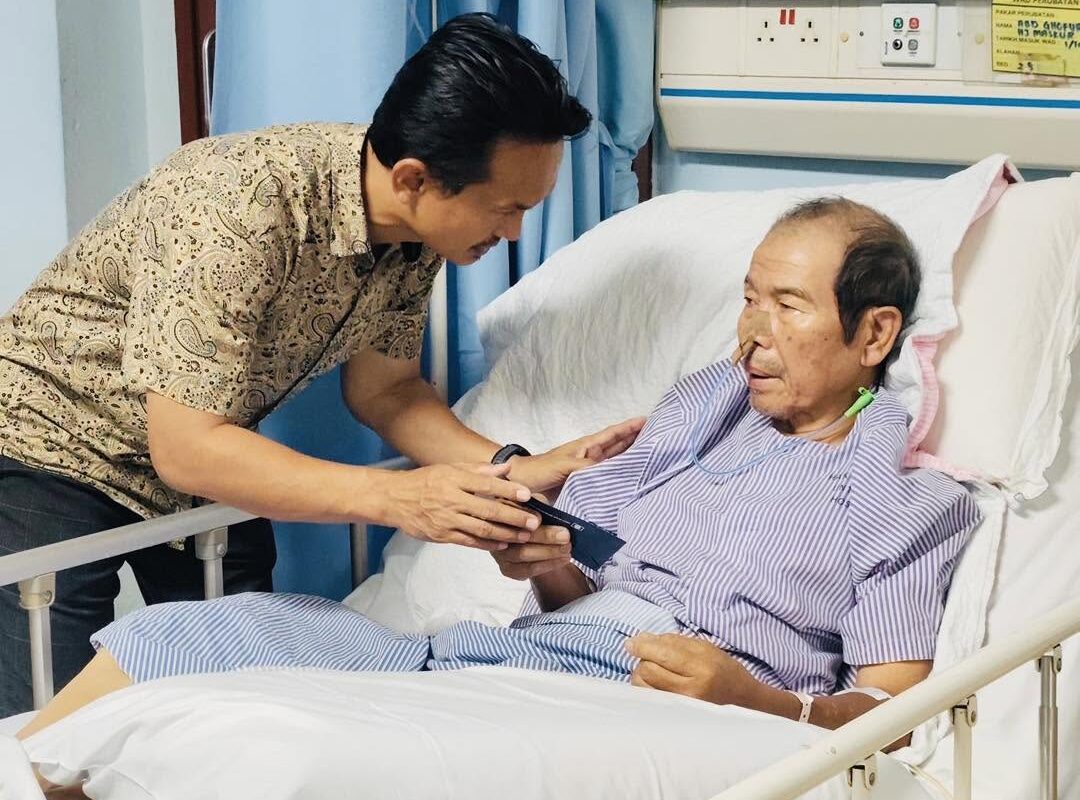 ZIARAH KASIH: TUAN HAJI ZAIDY SANTUNI DUA SAHABAT YANG DIUJI DENGAN STROK